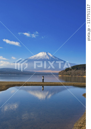 【山梨県】山中湖から眺める冬の富士山 【山梨県】山中湖から眺める冬の富士山 117751117