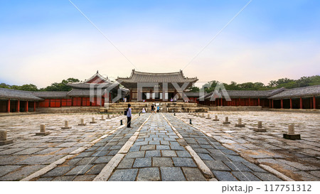 Changgyeonggung Palace, one of the five ancient palaces in Korea, stands out with its ornate traditional Korean architecture, leaving a lasting impression on the tourists who visit. 117751312