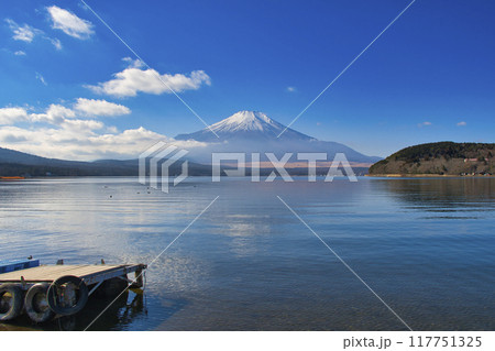 【山梨県】山中湖から眺める冬の富士山 【山梨県】山中湖から眺める冬の富士山 117751325