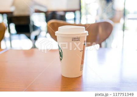 スターバックスの店内にて スターバックスの店内にて 117751349