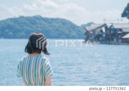 美しい伊根湾と舟屋の景色を眺める女性 美しい伊根湾と舟屋の景色を眺める女性 117751362