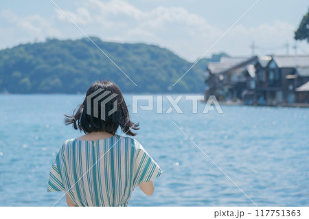 美しい伊根湾と舟屋の景色を眺める女性 美しい伊根湾と舟屋の景色を眺める女性 117751363