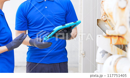 配管・機械を点検するエンジニアのグループ 117751405