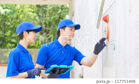 警報器を確認する作業員 117751406