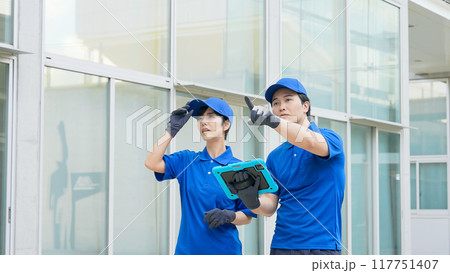 建物を確認する作業員 117751407