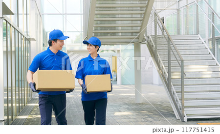 荷物を運ぶ作業員 117751415