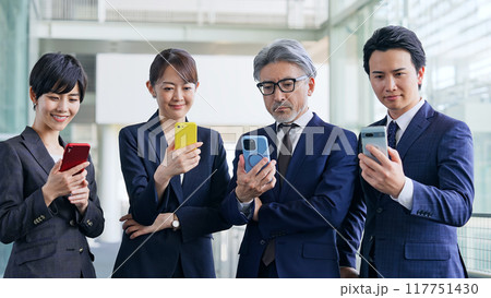 スマホを使う幅広い世代のビジネスパーソンのグループ スマホを使う幅広い世代のビジネスパーソンのグループ 117751430