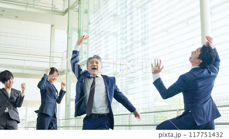 オフィスでダンスするビジネスパーソンのグループ オフィスでダンスするビジネスパーソンのグループ 117751432