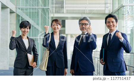 ガッツポーズするビジネスパーソンのグループ 117751437