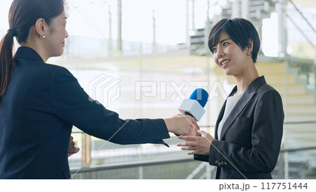 インタビューを受ける女性ビジネスパーソン インタビューを受ける女性ビジネスパーソン 117751444