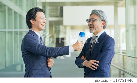 インタビューを受ける男性ビジネスパーソン インタビューを受ける男性ビジネスパーソン 117751446