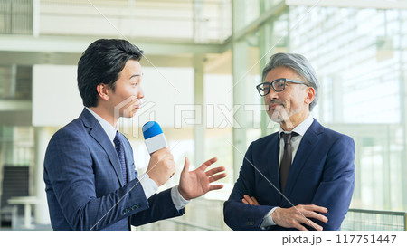 インタビューを受ける男性ビジネスパーソン 117751447