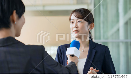 メディアからインタビューを受ける女性 メディアからインタビューを受ける女性 117751465