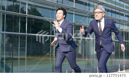 二人で走るスーツの男性 117751473