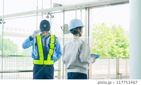 入館者に挨拶する警備員 117751487