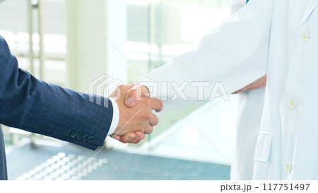 握手するビジネスマンと医師・研究者 117751497