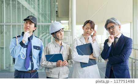 悩む様々な職業の人々（ビジネスマン・エンジニア・研究者・警備員） 117751498