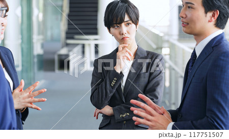 グループの中で一人で悩む女性ビジネスパーソン グループの中で一人で悩む女性ビジネスパーソン 117751507