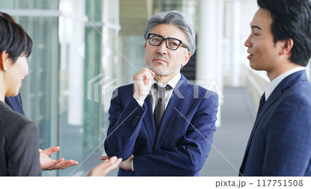 グループの中で一人で悩む男性ビジネスパーソン グループの中で一人で悩む男性ビジネスパーソン 117751508