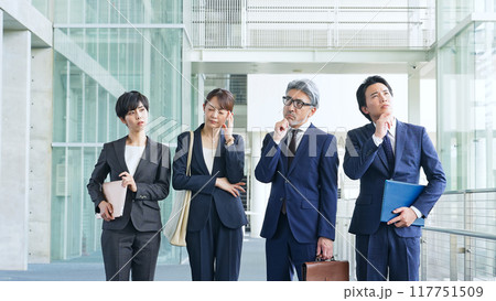 悩む幅広い世代のビジネスパーソンのグループ 悩む幅広い世代のビジネスパーソンのグループ 117751509