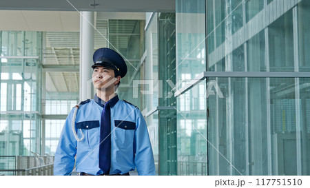 施設内をパトロールする警備員 施設内をパトロールする警備員 117751510
