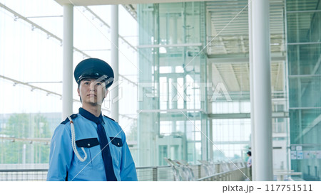 施設内をパトロールする警備員 117751511