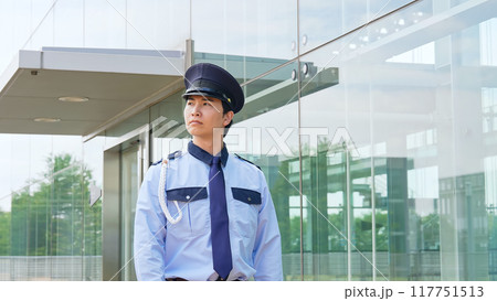 ビルの見回りをする警備員 117751513