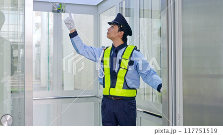 エレベーターを点検する警備員 117751519