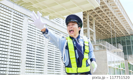 全力疾走する警備員 117751520