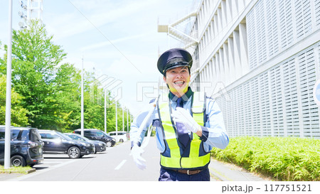 全力疾走する警備員 117751521