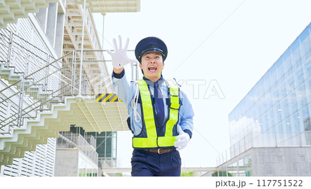 走って追いかける警備員 117751522