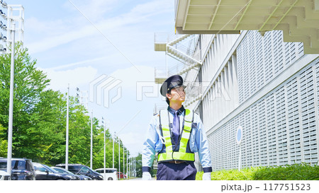 ビルの見回りをする警備員 117751523