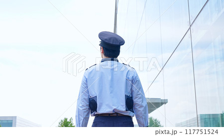 ビルの見回りをする警備員 117751524