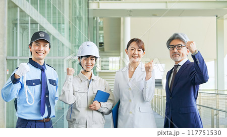 ガッツポーズする様々な職業の人々（ビジネスマン・エンジニア・研究者・警備員） 117751530