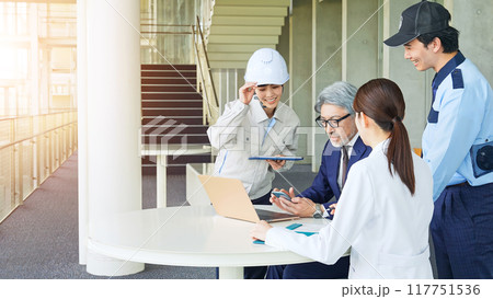 会議する様々な職業の人々（ビジネスマン・エンジニア・研究者・警備員） 117751536