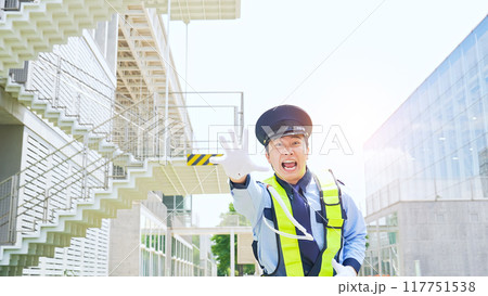 走って追いかける警備員 117751538