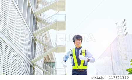 走って追いかける警備員 117751539