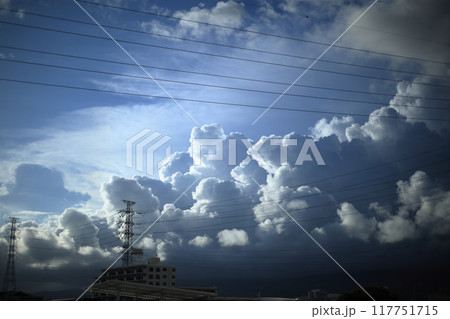 ゲリラ豪雨を呼ぶ積乱雲　脅威を感じる富士山周辺 117751715