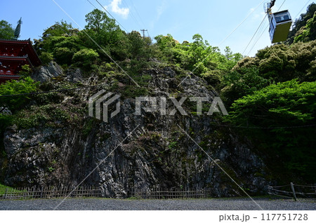 岐阜城金華山の三重塔とチャート層 岐阜城金華山の三重塔とチャート層 117751728