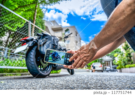 バイクを撮影する男性 117751744