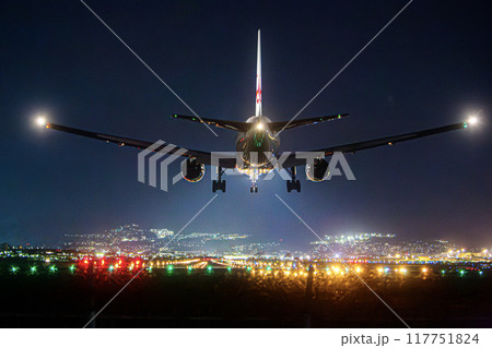 夜の伊丹空港に着陸する飛行機 117751824