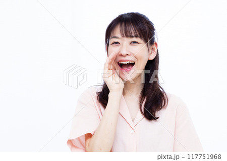 呼びかけている女性 117751968