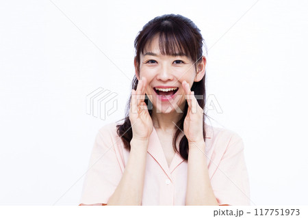 呼びかけている女性 117751973