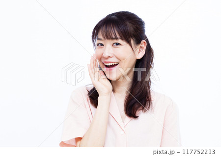 呼びかけている女性 117752213