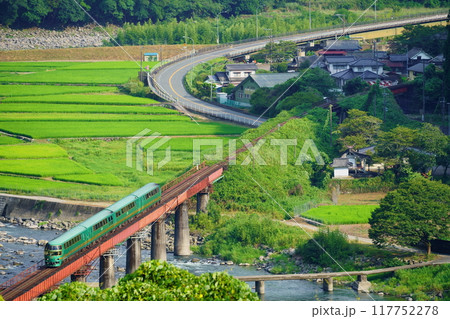 沈下橋と第5玖珠川橋りょうの大俯瞰 箱庭のような風景の中を走る特急ゆふいんの森 沈下橋と第5玖珠川橋りょうの大俯瞰 箱庭のような風景の中を走る特急ゆふいんの森 117752278