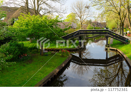 skyline of old town Giethoorn 117752381