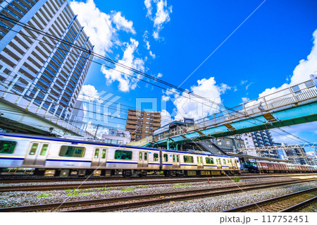日本の横浜都市景観 8月。SOTETSU　平沼橋駅や電車などを望む 117752451
