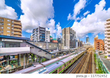 日本の横浜都市景観 8月。SOTETSU 平沼橋駅や電車などを望む 日本の横浜都市景観 8月。SOTETSU 平沼橋駅や電車などを望む 117752452