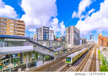日本の横浜都市景観 8月。SOTETSU　平沼橋駅や電車などを望む 117752453