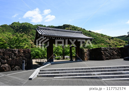 岐阜城金華山の若き日の信長像付近の城門 岐阜城金華山の若き日の信長像付近の城門 117752574